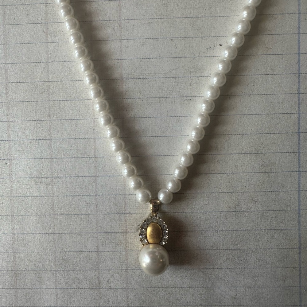 Elegant Pearl Necklace with Gold Accents - Picture 6 of 11